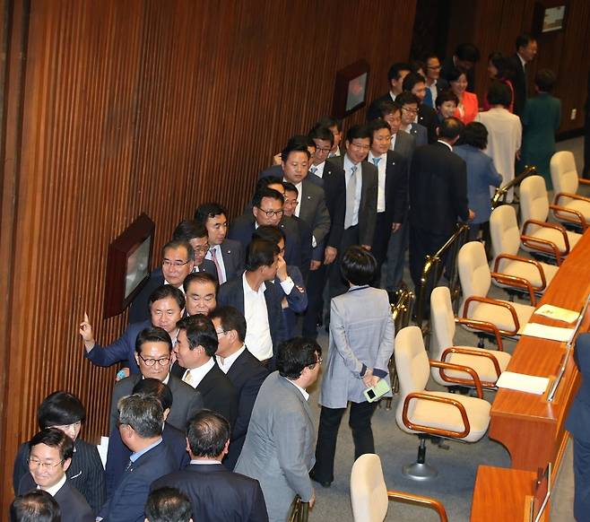 자정 넘어 투표 김재수 농림축산식품부 장관에 대한 해임건의안이 24일 0시18분에 국회 본회의에 상정돼 새누리당이 퇴장한 가운데 야당 의원들이 투표하기 위해 줄을 서 기다리고 있다.  강창광 기자 chang@hani.co.kr