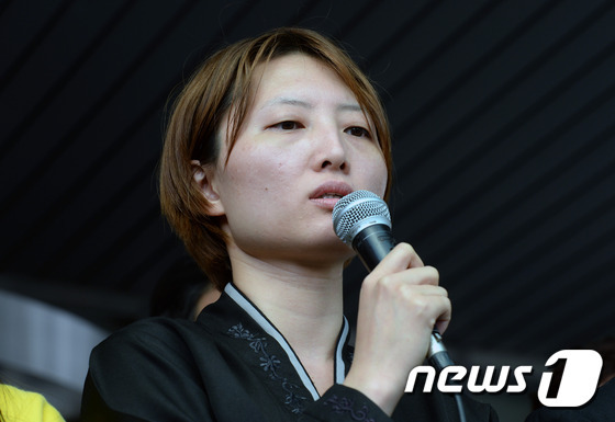 故 백남기 농민의 딸 백도라지씨가 26일 오후 서울 연건동 서울대병원 장례식장앞에서 열린 '故 백남기 농민 상황 및 입장발표 기자회견'에 참석해 입장을 표명하고 있다. 이날 백남기 대책위원회는 경찰의 부검영장 신청에 대해 강하게 비판하고 오는 10월 1일 대학로에서 범국민대회 개최를 예고했다. 2016.9.26/뉴스1 © News1 최현규 기자