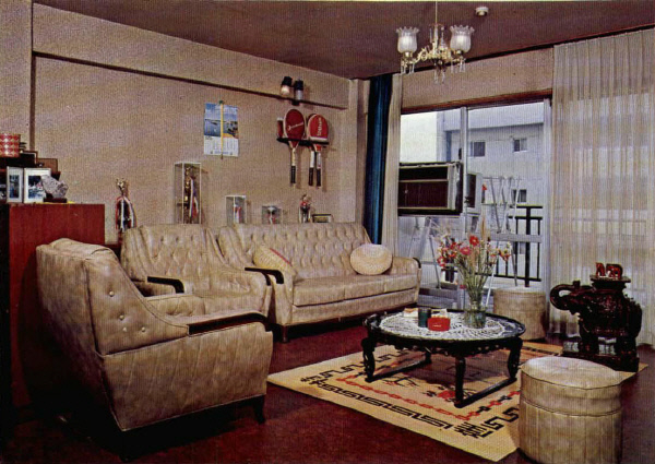 대한주택공사가 1976년 10월 발행한 화보집 ‘주택건설’에 소개된 아파트 거실 내부.