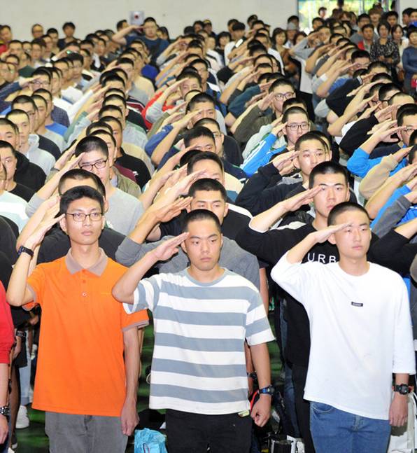 27일 오후 강원도 춘천시 102보충대대에서 1000여명의 입영장정이 거수경례를 하고 있다. 102보충대대는 이날 마지막 입영식을 끝으로 11월1일 공식해체, 창설 65년만에 역사 속으로 사라진다.