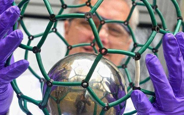 내면체성 풀러린. 독특한 성질을 지니고 있어 초정밀 원자시계, GPS 등 첨단기기 제작에 활용되고 있다.