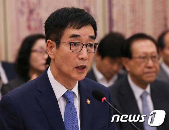 이준식 사회부총리 겸 교육부 장관이 28일 서울 여의도 국회에서 열린 교육문화체육관광위원회 국정감사에서 질의에 답하고 있다. 2016.9.28/뉴스1 © News1 허경 기자