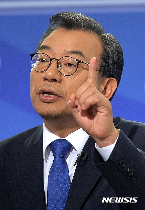 【서울=뉴시스】고승민 기자 = 새누리당 이정현 대표가 28일 오전 서울 세종문화회관에서 열린 한국방송기자클럽 초청 토론회에서 패널들의 질문에 답하고 있다. 2016.09.28   kkssmm99@newsis.com