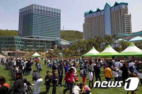강원 정선 강원랜드 잔디광장 전경. (강원랜드 제공) 2016.9.29/뉴스1 © News1 하중천 기자