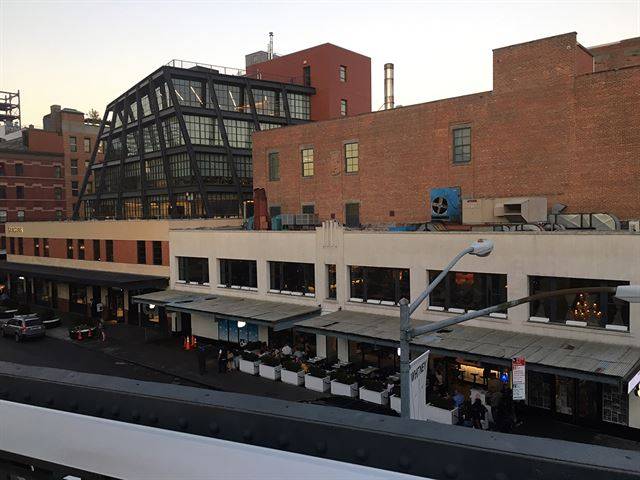 이 거리는 예전 육류가공업체들이 있었으나 지금은 삼성(왼쪽 끝 건물) 전시장 등 새로운 건물이 많이 들어선 번화가가 되었다.