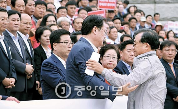 이정현 새누리당 대표(오른쪽)가 28일 국회 본관 앞에서 열린 ‘정세균 국회의장 사퇴 관철을 위한 새누리당 당원 규탄 결의대회’에 참석해 정진석 원내대표와 포옹하고 있다. 이 대표는 이 자리에서 국정감사 복귀를 당부했지만 이후 의원총회에서 다수의 의원이 수용 불가 입장을 밝혀 국감 불참을 이어 가기로 했다. [사진 박종근 기자]