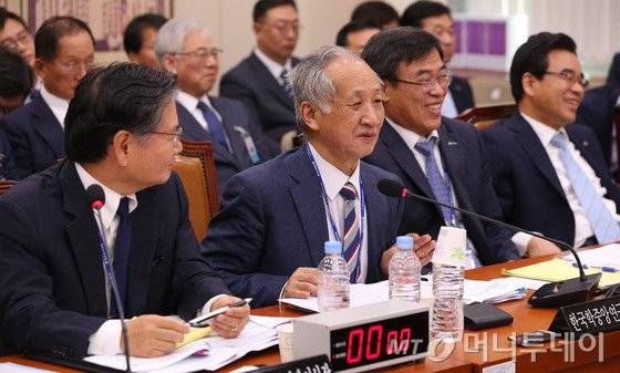 이기동 신임 한국학중앙연구원장이 30일 오후 서울 여의도 국회에서 열린 교육문화체육관광위원회의 한국학중앙연구원 등에 대한 국정감사에서 의원들의 질의에 답변하고 있다.이 원장은 원장 선임과정에서 이승철 전경련 부회장의 추천으로 선임이 이뤄진 데 대한 유은혜 의원의 질의에 답하는 과정에서 흥분해 고함을 치다 갑자기 일어나 화장실에 가는 등 돌발 행동을 하기도 했다. 2016.9.30/뉴스1  <저작권자 &#169; 뉴스1코리아, 무단전재 및 재배포 금지>
