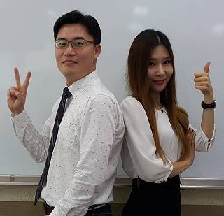 서밋토익어학원의 유성흠 RC강사(사진 왼쪽)와 김해라 LC강사/사진제공=서밋토익어학원