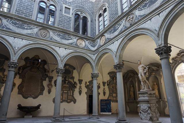 15세기 유행했던 도시형 궁전(팔라초) 스타일의 전형이 된 메디치 리카르디궁. 1층 입구에 들어서면 기둥으로 둘러싸인 중정이 있다. 함혜리 기자