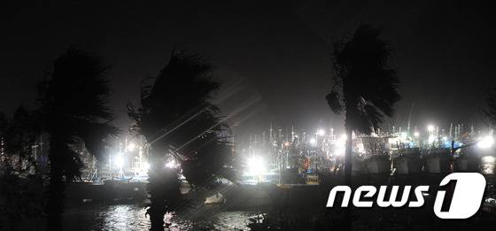 제18호 태풍 차바(Chaba)가 북상중인 4일 오후 제주 서귀포시 서귀포항에서 피항한 어선들이 불을 밝히며 사고에 대비하고 있다.2016.10.4/뉴스1 © News1 이석형 기자