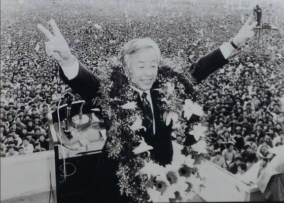 1987년 통일민주당 대선후보로 출마한 김영삼 전 대통령이 부산 수영만 유세에서 두 손을 들어보이고 있다. / 자료=김영삼 대통령 기록관