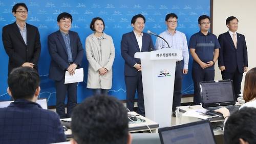 (제주=연합뉴스) 김호천 기자 = 원희룡 제주지사(가운데)와 '한컴신화'의 주인공인 이찬진씨(왼쪽 두 번째) 등 전기차 이용자들이 4일 오전 제주도청에서 전기차 2.0 시대를 선포하는 기자회견을 하고 있다. 2016.10.4  khc@yna.co.kr  (끝)