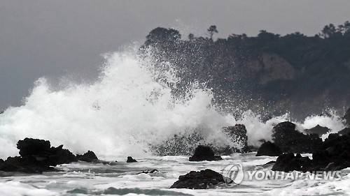 (서귀포=연합뉴스) 박지호 기자 = 제18호 태풍 차바(Chaba)가 4일 제주도와 남부 지방을 향해 북상하고 있다.  이날 오후 제주 서귀포시 법환동 해안의 파도가 거세지고 있다. 파도 너머로 범섬이 보인다. 2016.10.4