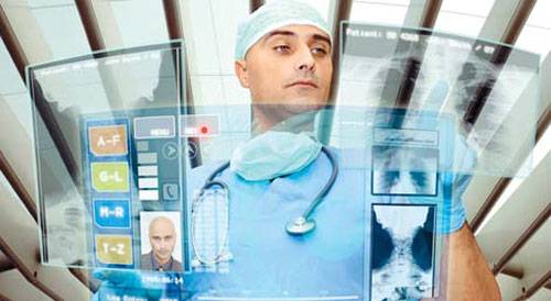 왓슨이 분석한 의학 정보를 의사가 살피는 것을 이미지화한 모습.