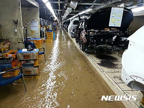 【울산=뉴시스】구미현 기자 = 5일 오전 11시 현대자동차 울산2공장이 침수 피해를 입어 생산라인 가동을 중단했다. 태풍 피해로 침수된 현대차 울산2공장 내부. 2016.10.05. (사진=민주노총 울산지역본부)   photo@newsis.com