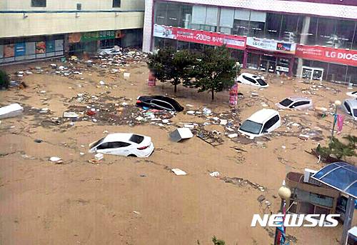 【울산=뉴시스】구미현 기자= 제18호 태풍 차바의 영향으로 5일 울산시 중구 우정동 태화시장 앞 도로가 침수돼 차들이 물어 떠있다. 2016.10.05. (사진=독자 제공)    photo@newsis.com
