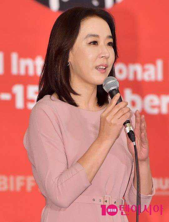 강수연 집행위원장이 6일 오후 부산 해운대구 동서대학교 센텀캠퍼스 컨벤션홀에서 열린 제 21회 부산국제영화제 개막작 ‘춘몽’ 기자회견에 참석하고 있다.