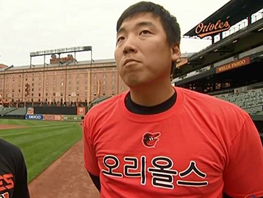 김현수가 한글로 '오리올스'라고 새겨진 티셔츠를 입은 채 현지 매체와 인터뷰를 하고 있다. MASN 유튜브 영상 캡처