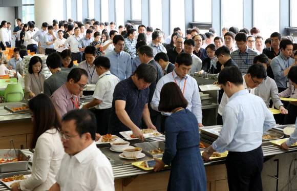 김영란법 시행 일주일.. 붐비는 구내식당 - 부정청탁 및 금품 등 수수의 금지에 관한 법률(김영란법) 시행 일주일인 5일 정부세종청사 6동 구내식당이 점심시간 직원들로 붐비고 있다. 2016.10.5 연합뉴스