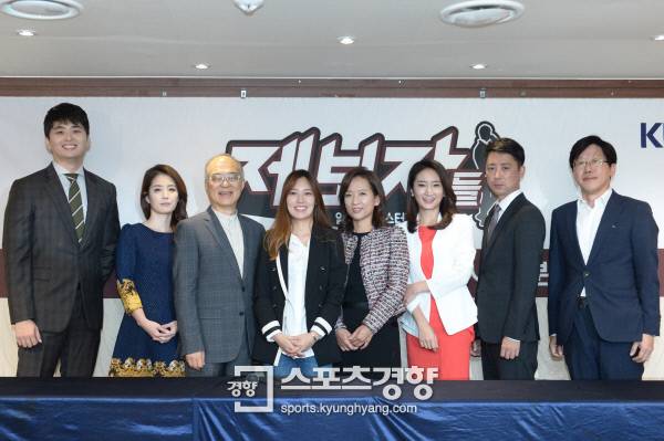 소설가 소재원(왼쪽부터), 류은희 기자, 강지원 변호사, 문지혜PD, 황선기, 양지민 변호사, 김진구 프로파일러, 박복용 TV제작 5프로덕션 담당이 6일 오전 서울 여의도의 한식당에서 열린 KBS2 ‘제보자들’ 기자간담회에 참석해 포즈를 취하고 있다. 사진 KBS