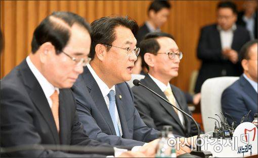 정진석 새누리당 원내대표(왼쪽 두 번째)