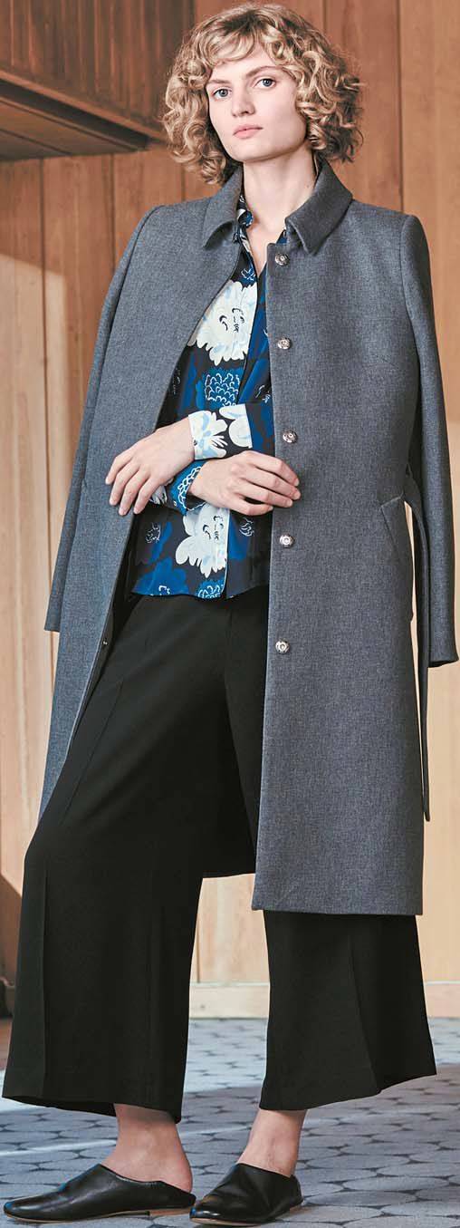 블로퍼를 신을 때는 넉넉한 실루엣에 종아리에 걸치는 길이의 하의로 여유로운 분위기를 이어가는 게 포인트다. [사진 마리메꼬]