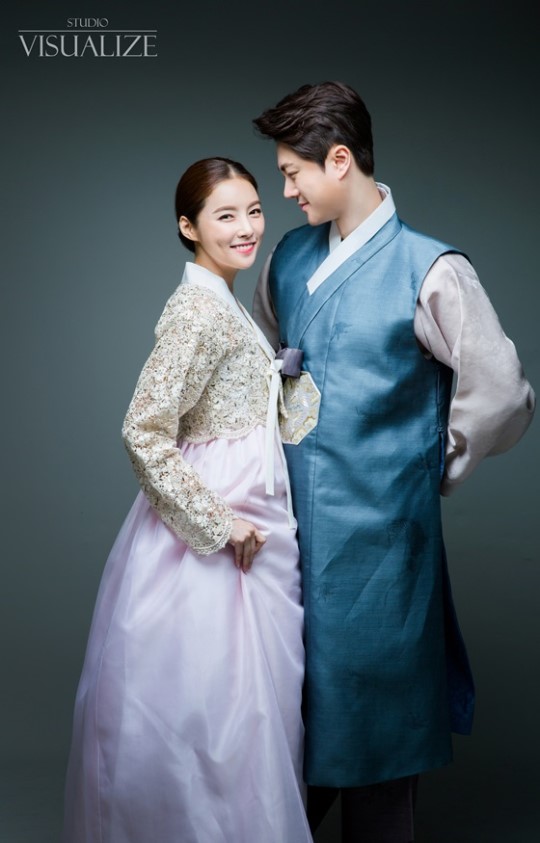 배우 임채홍(37)과 송민지(30)가 이달 8일 결혼식을 올린다./사진제공=비앤비컴퍼니 <br>