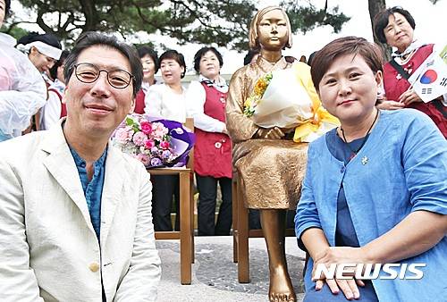 【제천=뉴시스】강신욱 기자 = 7일 오후 충북에서는 청주에 이어 두 번째로 제천시 화산동 의병광장에 건립된 평화의 소녀상 앞에서 제작자인 김운성(왼쪽)·김서경 부부 조각가가 포즈를 취하고 있다. 2016.10.07.   ksw64@newsis.com
