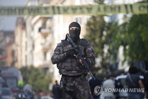6일 이스탄불의 한 경찰서를 노린 폭탄 공격이 발생한 현장에서 치안경찰이 경계 근무를 하고 있다. [AP=연합뉴스]
