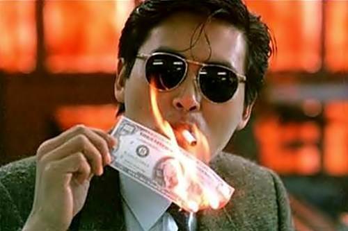 영화 '영웅본색'의 주윤발(소마)이 담배에 불붙일 때 사용했던 100달러 역시 암흑가에서 유통시키려던 위조지폐였다. 돈을 벌 수 없다면 만들겠다는 논리는 급기야 화폐를 조직적으로 위조하는 범죄의 단계로까지 진화해나가고 있다. 사진 = 영화 '영웅본색' 스틸 컷