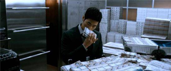 막대한 위조지폐의 통용은 한 국가의 경제근간을 흔들만큼 강력한 위험요소이다. 때문에 대한민국은 고액권 발행 논의 당시 10만 원권의 발행이 좌절되고, 5만 원권 발행만 통과되기도 했다. 사진 = 영화 '돈의 맛' 스틸 컷 (사진은 기사 내용과 관계 없음)