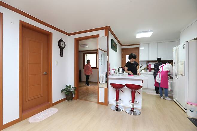4일 서울대병원 유방암 환우회인 비너스회가 지방 환자들을 위해 마련한 쉼터인 서울 명륜동 비너스 쉼터에서 회원들이 쉼터를 정리하고 있다. 강재훈 선임기자 khan@hani.co.kr