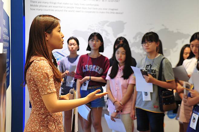 청소년 도슨트 교육을 받는 청소년들. [사진=지구촌체험관 홈페이지]