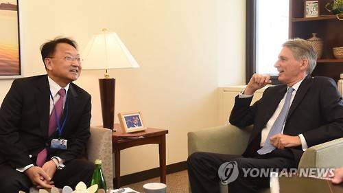 영국 재무장관 만난 유일호 부총리      (서울=연합뉴스) 미국 워싱턴을 방문중인 유일호 경제부총리 겸 기획재정부 장관이 7일 오후(현지시간) IMF에서 필립 해먼드 영국 재무장관과 면담을 하고 있다.  2016.10.8 [기획재정부 제공=연합뉴스]      photo@yna.co.kr
