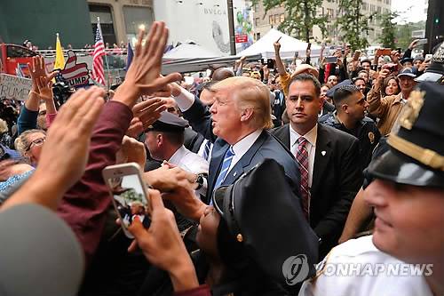 혼돈의 美공화당…후보사퇴 요구에 트럼프 "절대 안 물러나"     (뉴욕 AFP/Getty=연합뉴스) 미국 공화당 대선후보 도널드 트럼프의 '음담패설 녹음파일 유출' 파문이 확대되면서 2008년 공화당 대선후보였던 존 매케인(애리조나) 상원의원 등 당내 주요 인사들이 8일(현지시간) 트럼프에 대해 지지를 철회하고 후보 교체까지 요구하는 등 대선 한달을 앞두고 공화당이 혼돈에 빠져들고 있다. 트럼프는 당내에서 제기되는 사퇴압박과 관련해 언론 인터뷰에서 "절대로 그만두지 않겠다"고 밝혔다. 사진은 이날 트럼프가 뉴욕 맨해튼에서 지지자들과 인사하고 있는 모습.        ymarshal@yna.co.kr