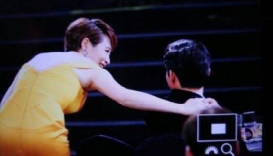 김혜수가 유해진을 찾아가 어깨를 짚고 인사를 건네고 있다. [사진 인터넷커뮤니티]