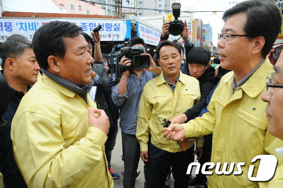 박성민 중구청장(왼쪽)과 서경환 중구의회 의장(가운데)이 11일 오전 수해지역인 울산 중구 태화종합시장을 찾은 송언석 기획재정부 2차관에게 특별재난지역 선포에서 제외된 점에 대해 강력하게 항의하고 즉각 선포를 건의하고 있다.2016.10.11/뉴스1 © News1 이상문 기자