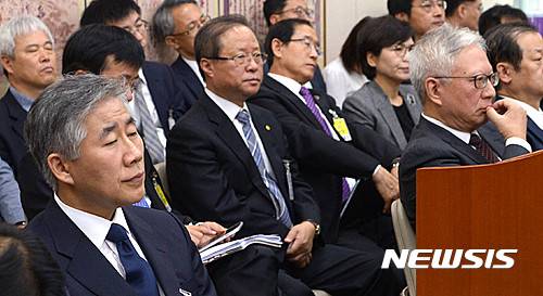 【서울=뉴시스】박주성 기자 = 서울대학교병원 특별위원회 이윤성(오른쪽) 위원장과 고 백남기 농민의 주치의였던 백선하 서울대병원 교수가 11일 오전 서울 여의도 국회 교육문화체육관광위원회 국정감사에 참석하고 있다. 2016.10.11.     park7691@newsis.com