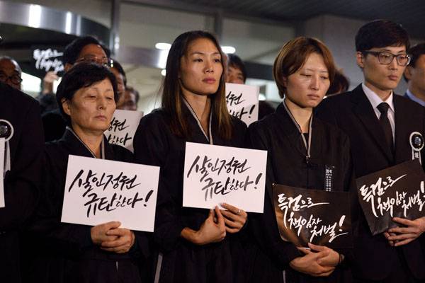 ⓒ시사IN 이명익 9월28일, 고 백남기 농민의 유가족들이 서울대병원 장례식장 앞에서 부검 영장 집행에 대한 거부 의사를 밝히고 있다.