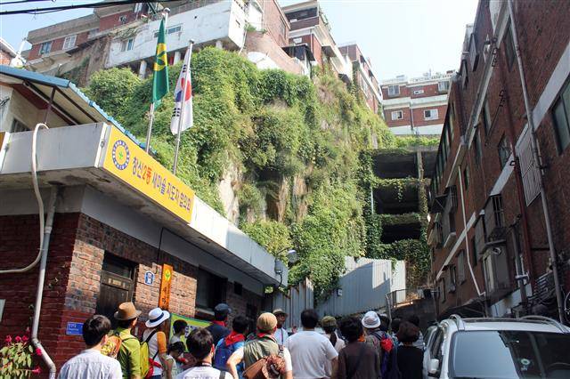 1910년대 일제가 조선총독부, 조선은행(현 한국은행) 등을 짓기 위해 창신동 돌산의 돌을 채취하던 채석장이 지금은 절개지로 남아 있다. 절개지 앞 흉물처럼 남은 건축물에는 쇠침이 박혀 절개지에 고정돼 있다.