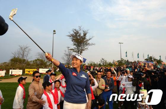 박세리가 13일 인천 중구 스카이72 골프 앤 리조트 오션코스에서 미국여자프로골프(LPGA) 투어 '2016 KEB하나은행 챔피언십' 1라운드를 마치고 열린 은퇴식에서 셀카봉을 들고 선수, 갤러리들과 기념촬영을 하고 있다. 2016.10.13/뉴스1 © News1 황기선 기자