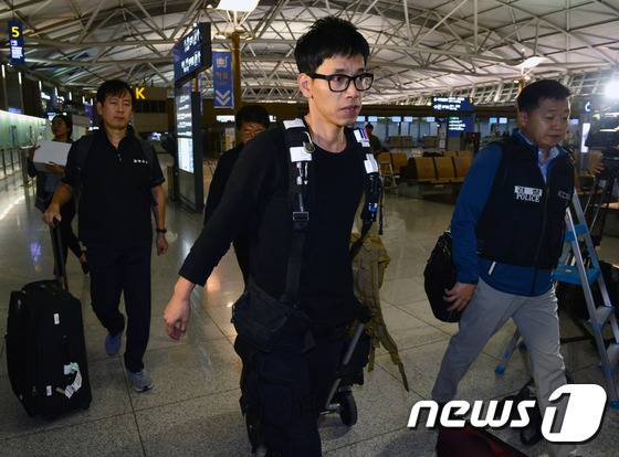 13일 오후 필리핀에서 발생한 한인 피살사건을 조사하기 위해 경찰 수사관들이 인천국제공항을 통해 출국하고 있다./뉴스1 © News1 최현규 기자