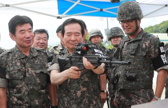 정세균(가운데) 국회의장이 지난 8월 강원도 철원군 육군 6사단 청성 전방관측소(OP)를 방문해 이국재(오른쪽) 사단장으로부터 K2C1 소총을 소개받고 있다./연합뉴스