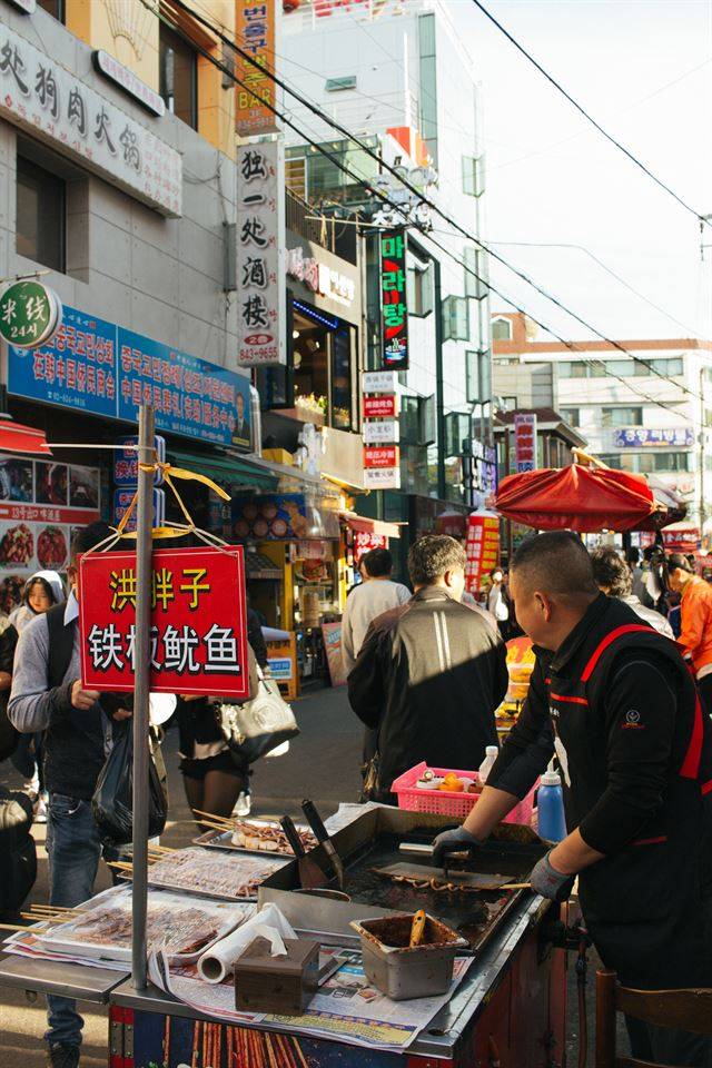 대림역 12번출구에서 대림중앙시장으로 이어지는 골목 풍경. 한 노점상이 중국식 꼬치구이를 굽고 있다.