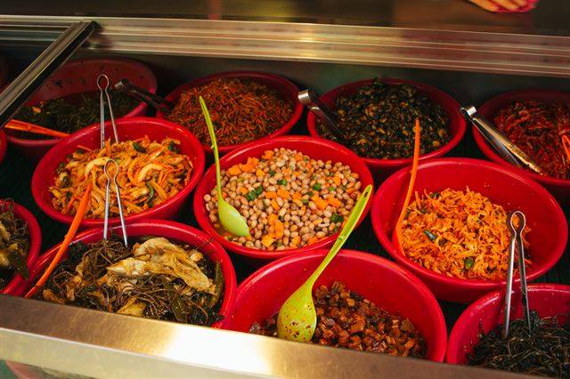 반찬가게 쇼케이스의 절반 이상을 차지하는 연변식 반찬들.