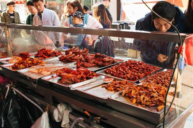 중국식 육가공품들을 모아 파는 상점. 닭발은 평범한 축에 들 정도로 다양한 특수부위를 만날 수 있다.