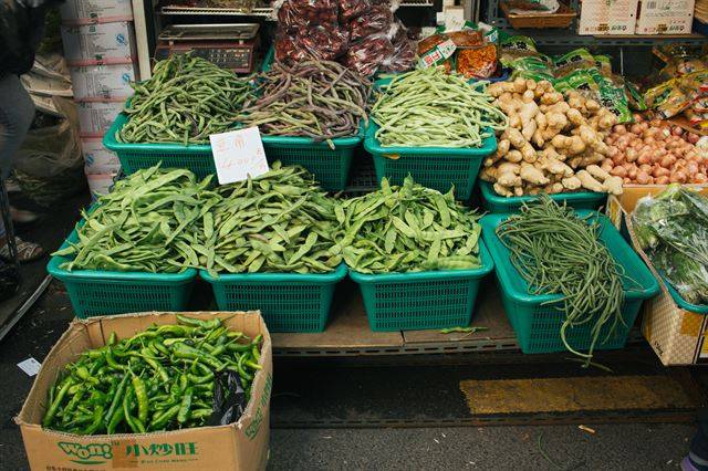 다른 시장 어디에서도 볼 수 없었던 다양한 줄기콩과 고추를 쉽게 구할 수 있다.