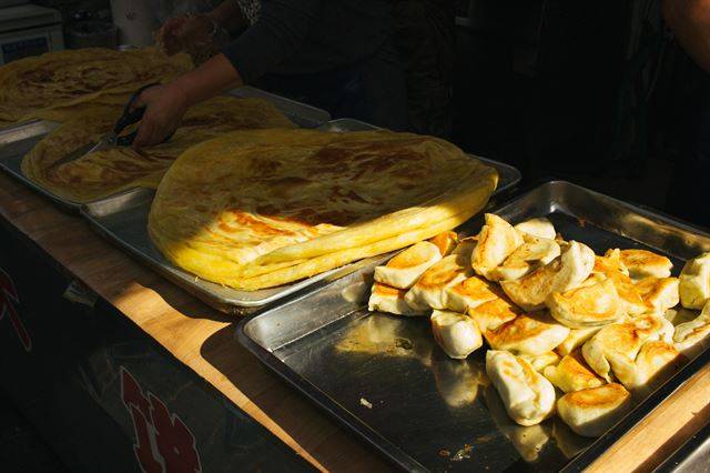 그때 그때 구워 내는 총유병은 방석만한 크기다.