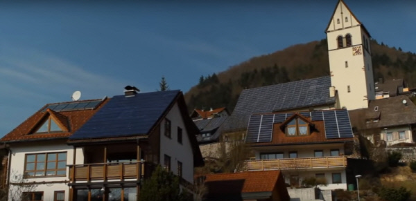 독일 쇠나우 마을에 있는 태양광 전지판이 설치된 주택들.  ‘골드만 환경상’ 홈페이지의 영상 갈무리