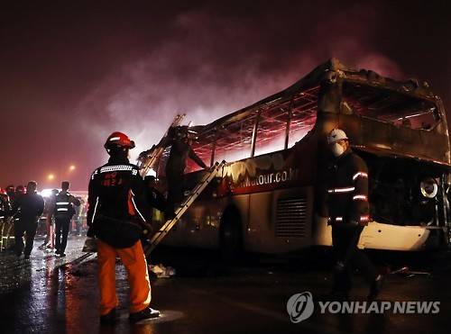 처참하게 불탄 관광버스      (울산=연합뉴스) 김용태 기자 = 13일 오후 울산시 울주군 언양읍 경부고속도로 언양 JC에서 경주 IC 방향 1㎞ 지점을 달리던 관광버스에 불이 나 10명이 사망했다. 사고 현장에서 불에 탄 관광버스에서 연기가 나고 있다. 2016.10.14      yongtae@yna.co.kr
